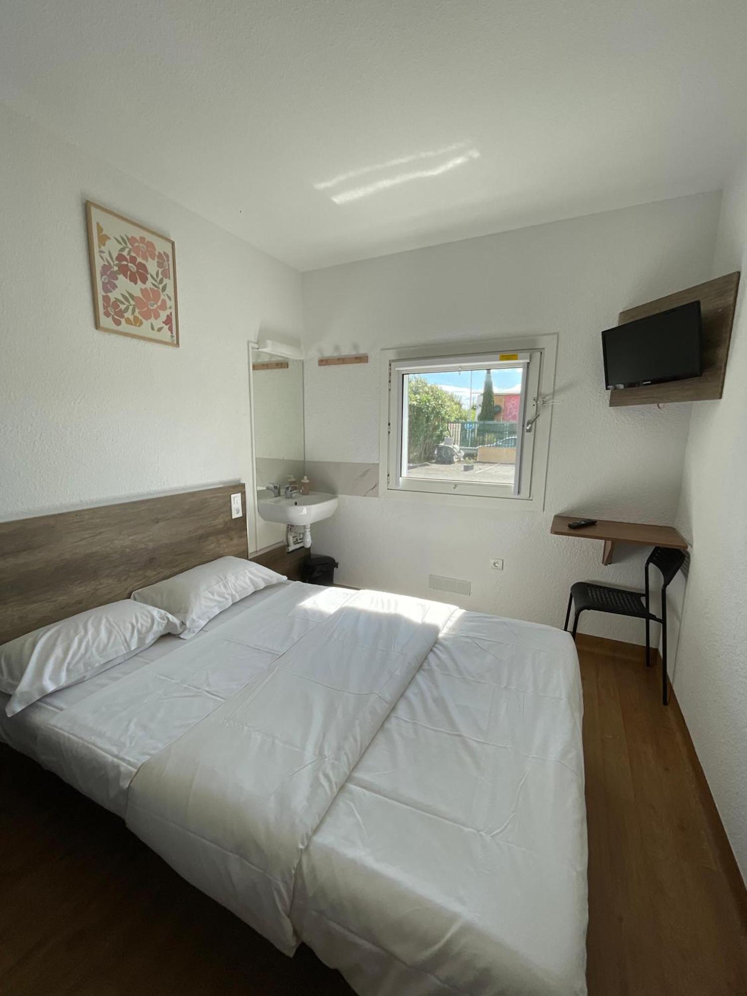 Hotel Thania Frontignan Bagian luar foto