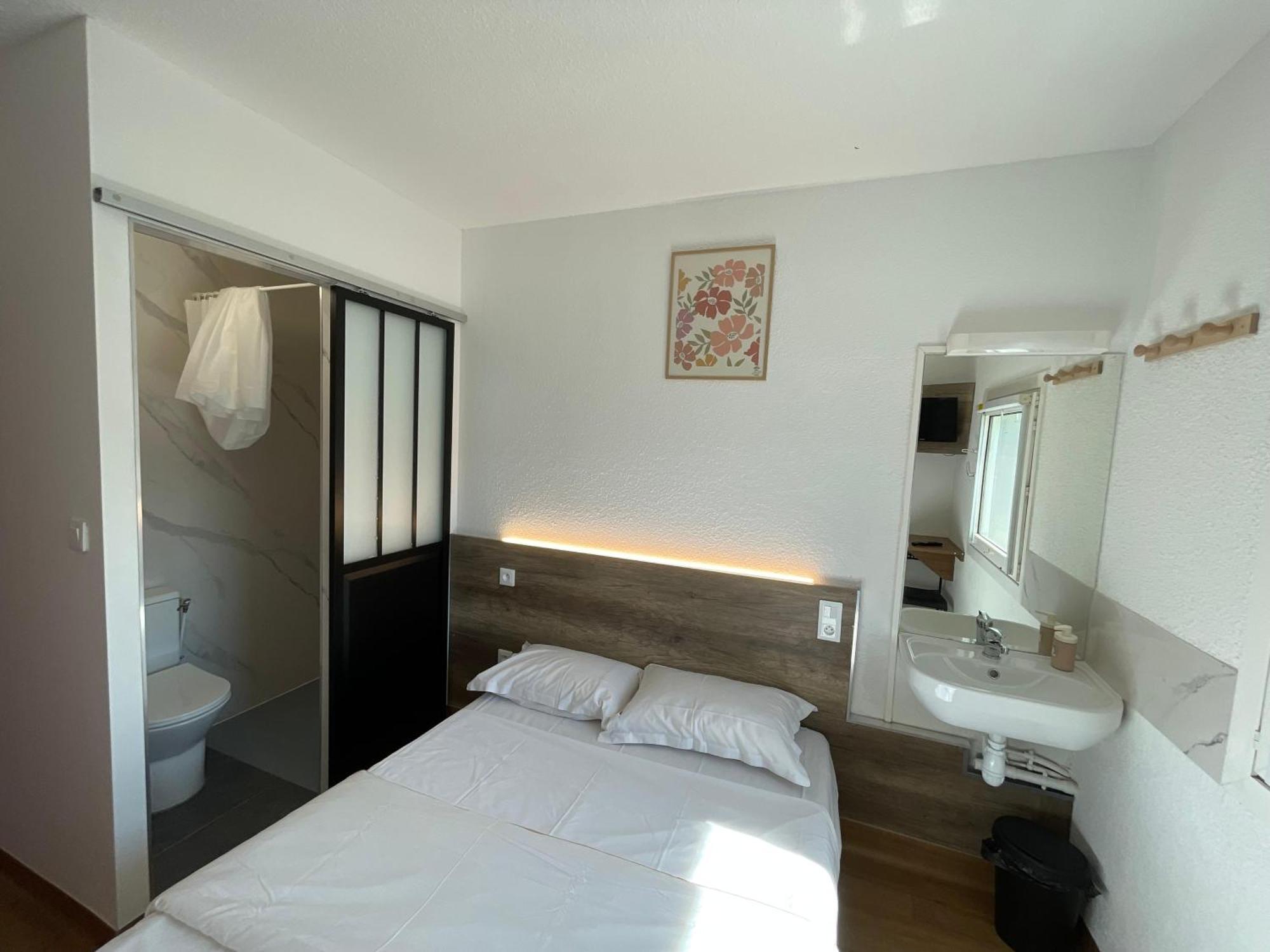 Hotel Thania Frontignan Bagian luar foto