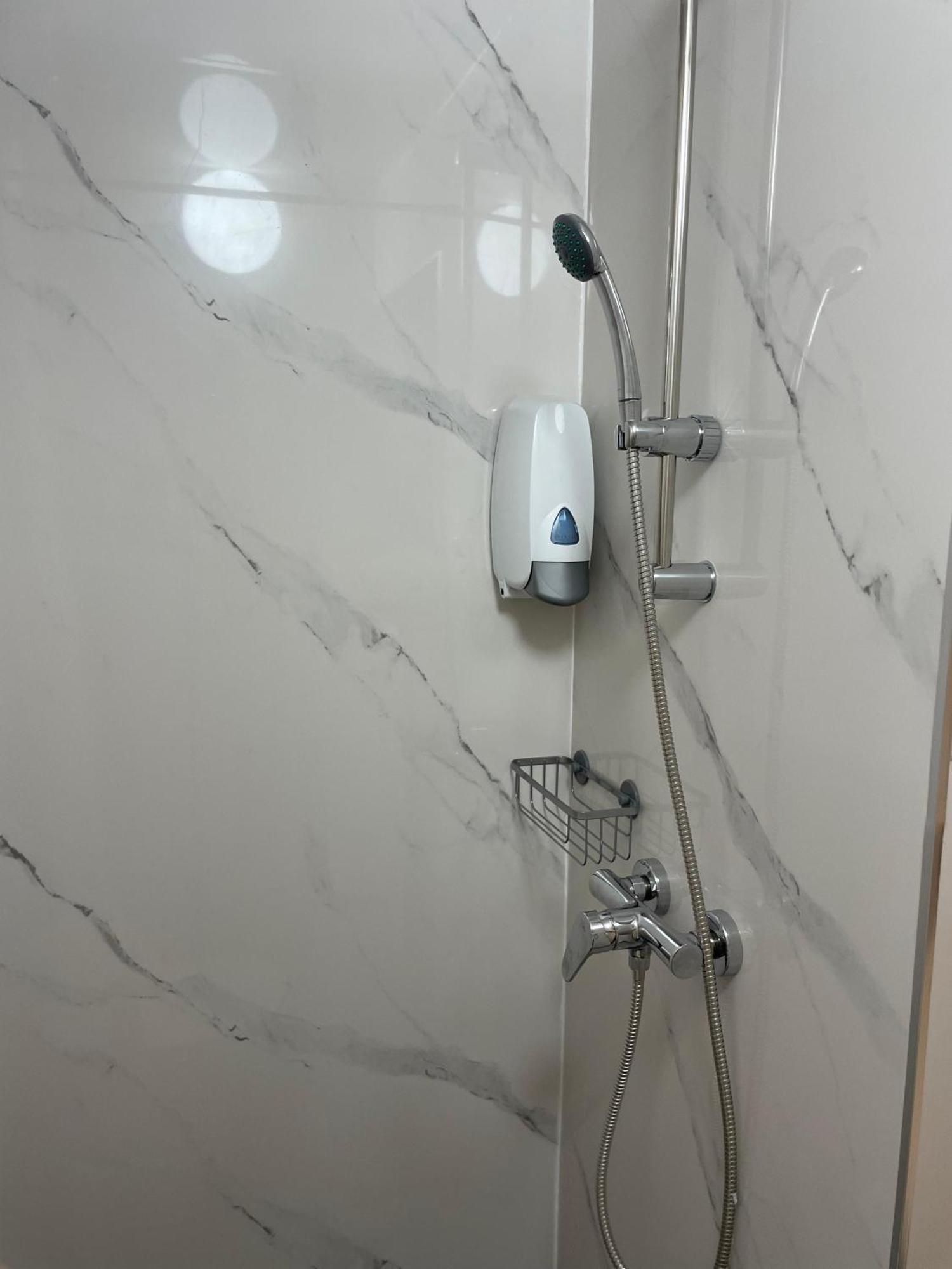 Hotel Thania Frontignan Bagian luar foto