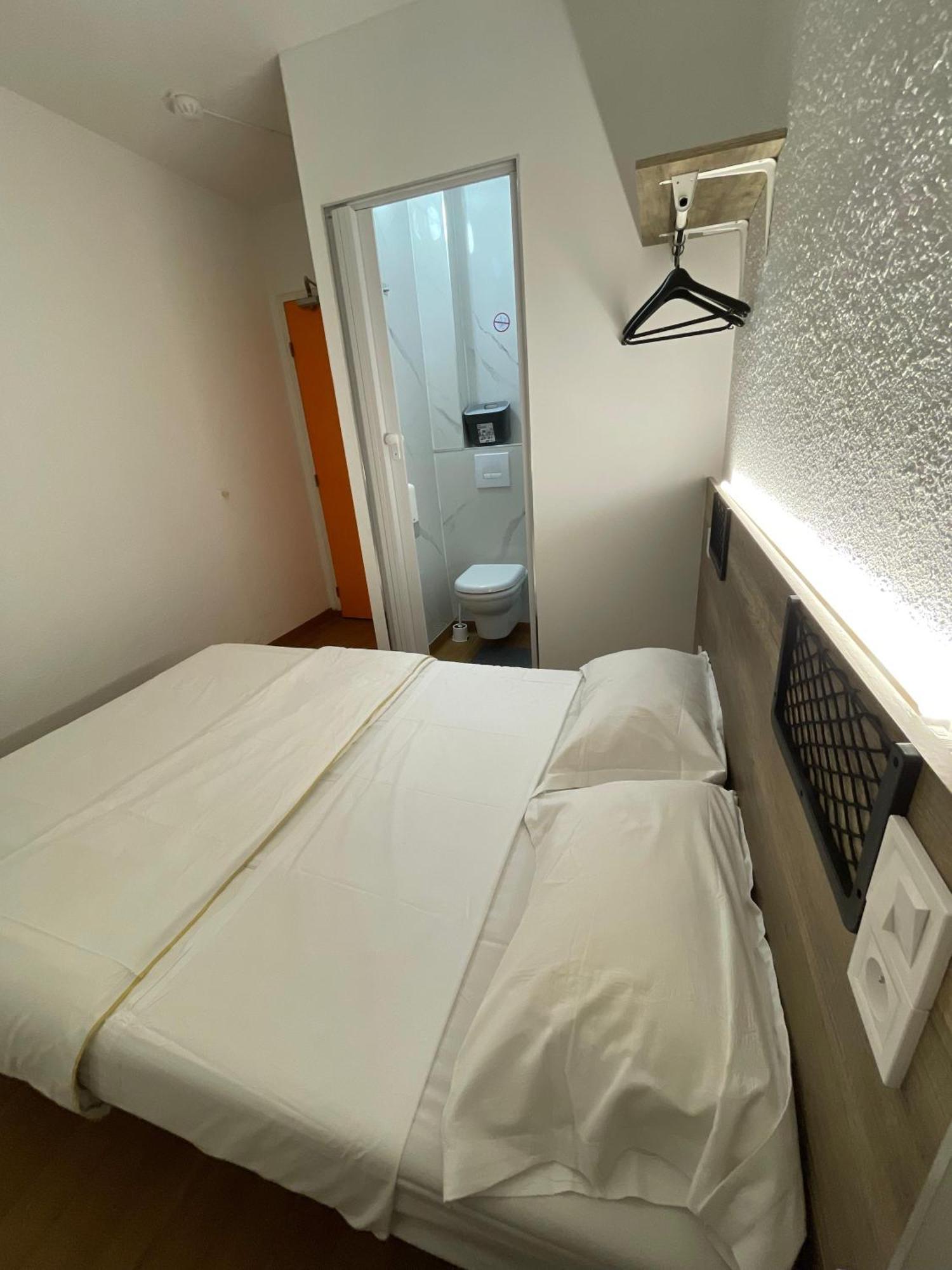 Hotel Thania Frontignan Bagian luar foto