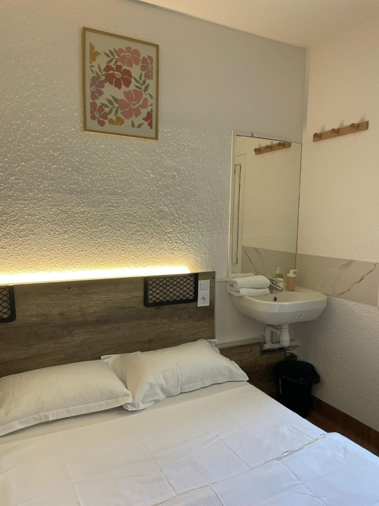 Hotel Thania Frontignan Bagian luar foto